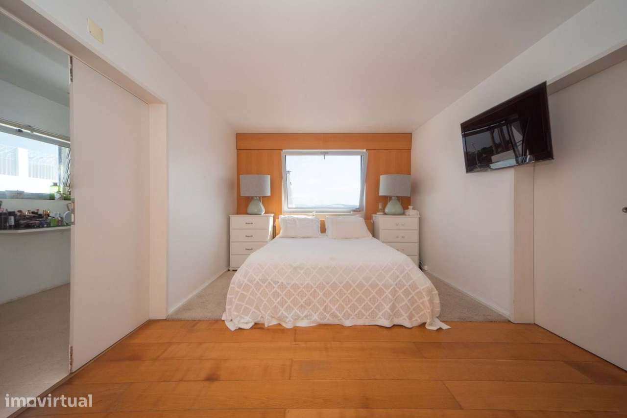 Moradia Contemporânea com Vista Mar e Piscina, Próxima da Beloura e Es-24