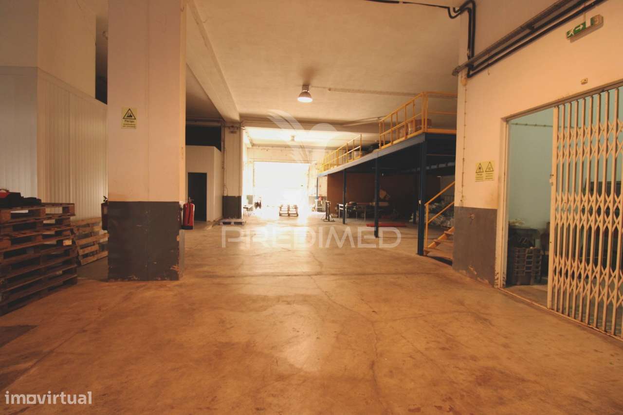 Armazém com Escritórios e Sala de Reuniões – 832 m² | Parchal - Grande imagem: 5/39