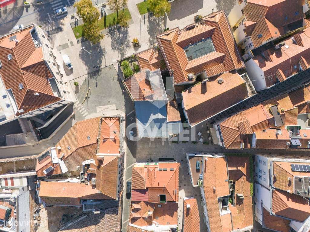 Prédio no Largo Paio Guterres, centro de Leiria. - Grande imagem: 5/16