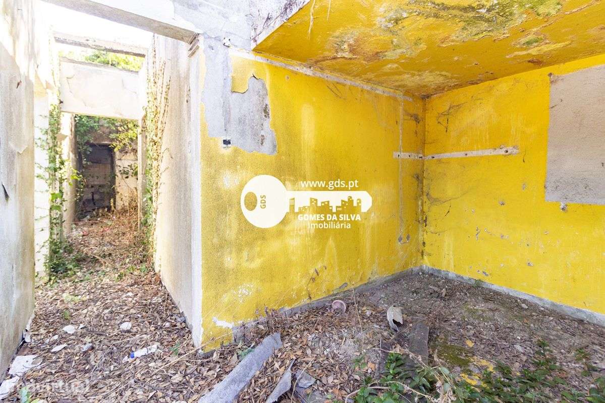 Moradia tri-familiar em ruína com afetação de comércio e habitação - Grande imagem: 4/31