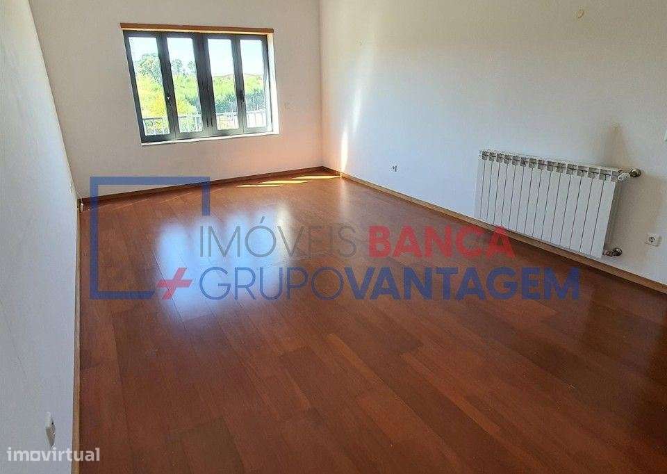 Apartamento T2 com elevador, arrumos e garagem em Oliveira do Douro - Grande imagem: 3/10