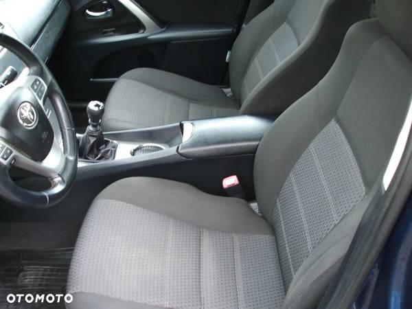 Toyota Avensis 1.6 - 10