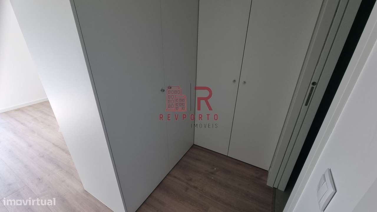 Apartamento T2, com 2 suítes, varanda, jardim e garagem-32