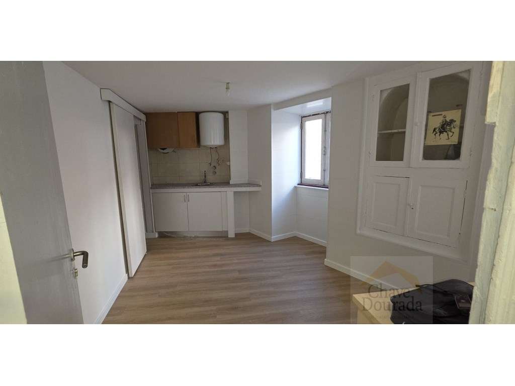 Prédio na Baixa de Coimbra com 3 T1´s-10