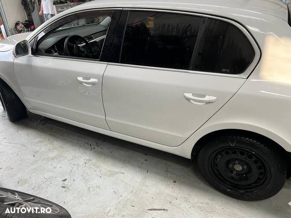 Broasca Usa Fata Spate Stanga Dreapta Skoda Superb 2012 Berlina Alb - 4