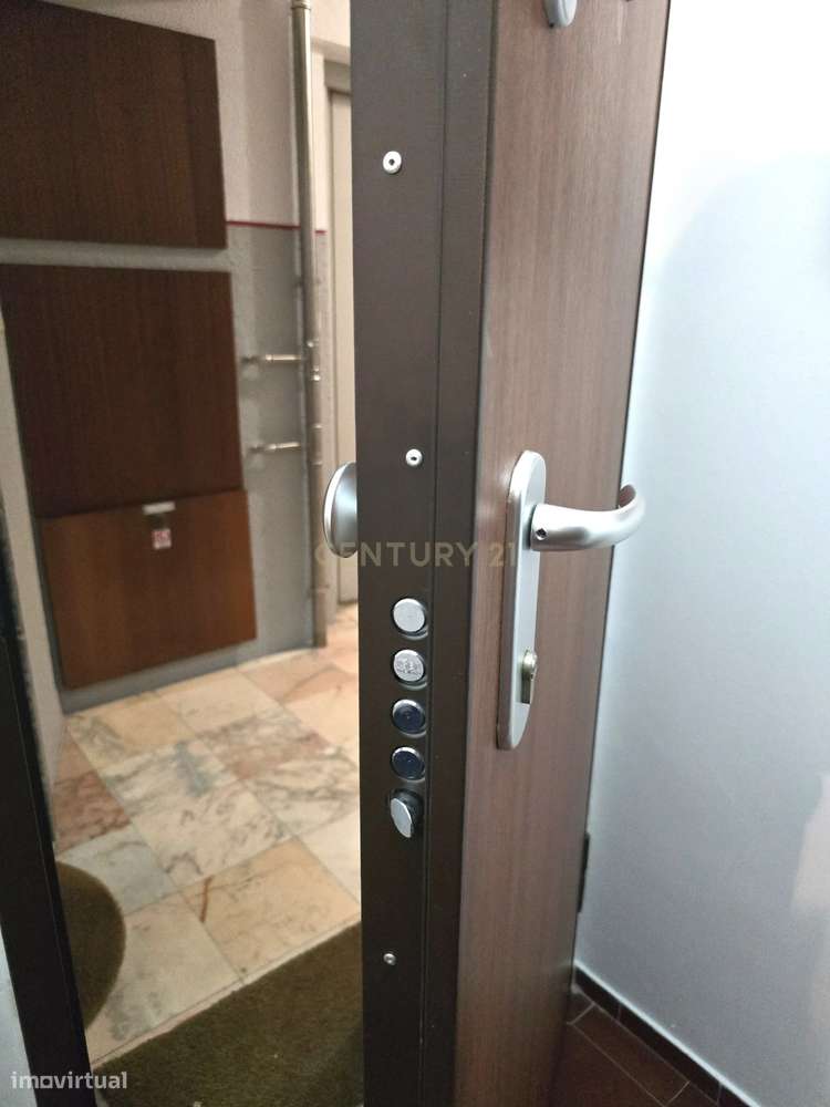 Apartamento T1 na Ramalha em Almada com Varandas e Elevador-14