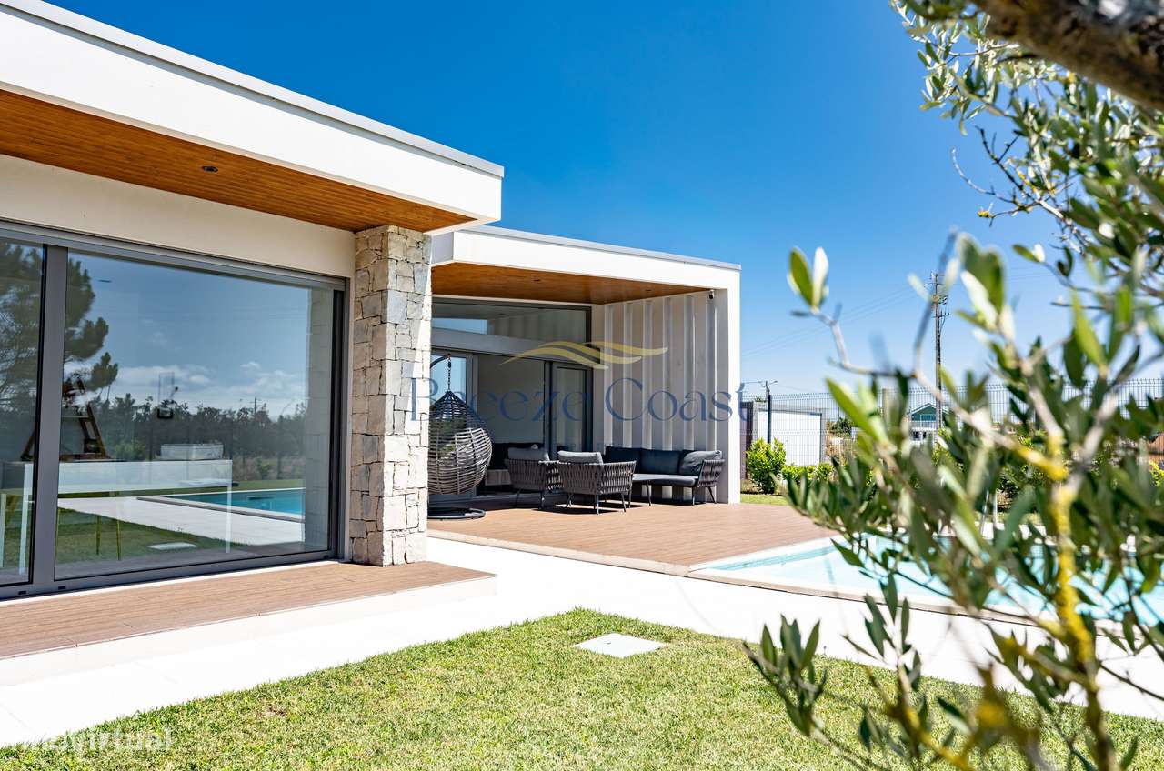 Moradia T4 Contemporânea com Piscina e Vista Desafogada-0