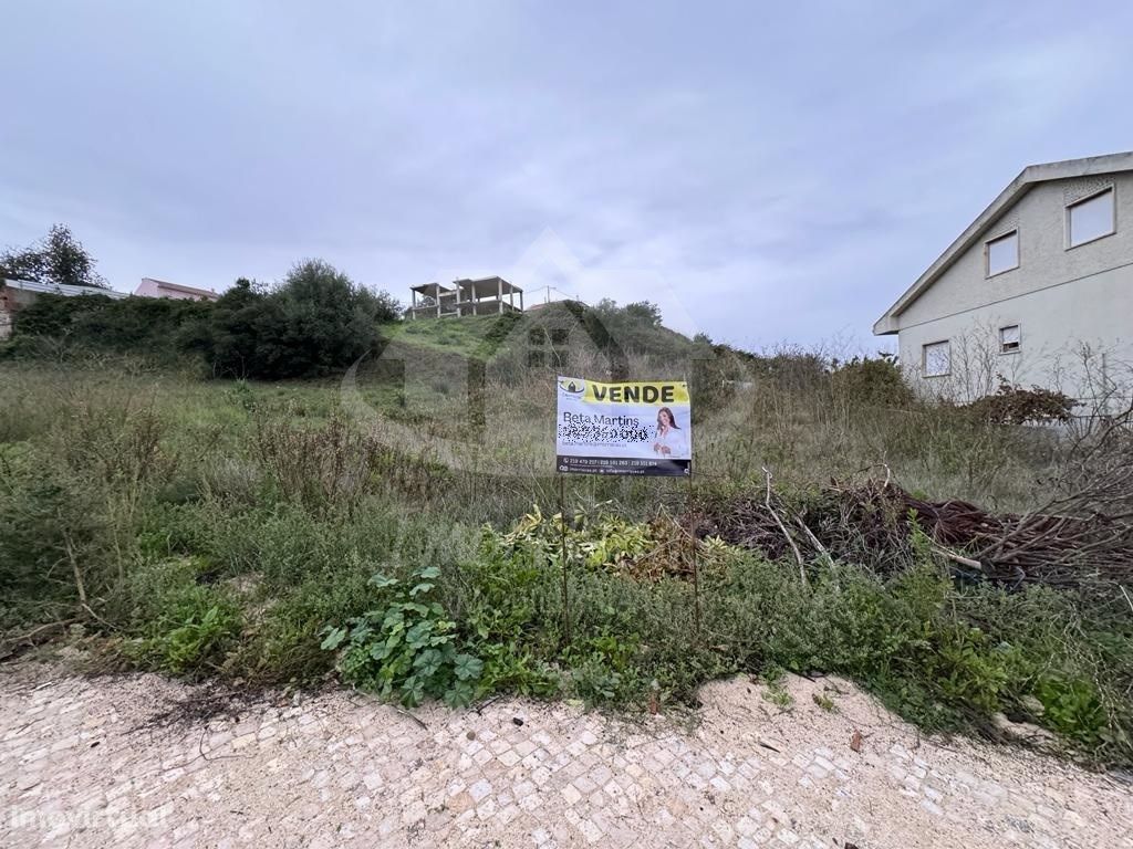 Terreno urbano com 294 m2 na Portela da Azóia