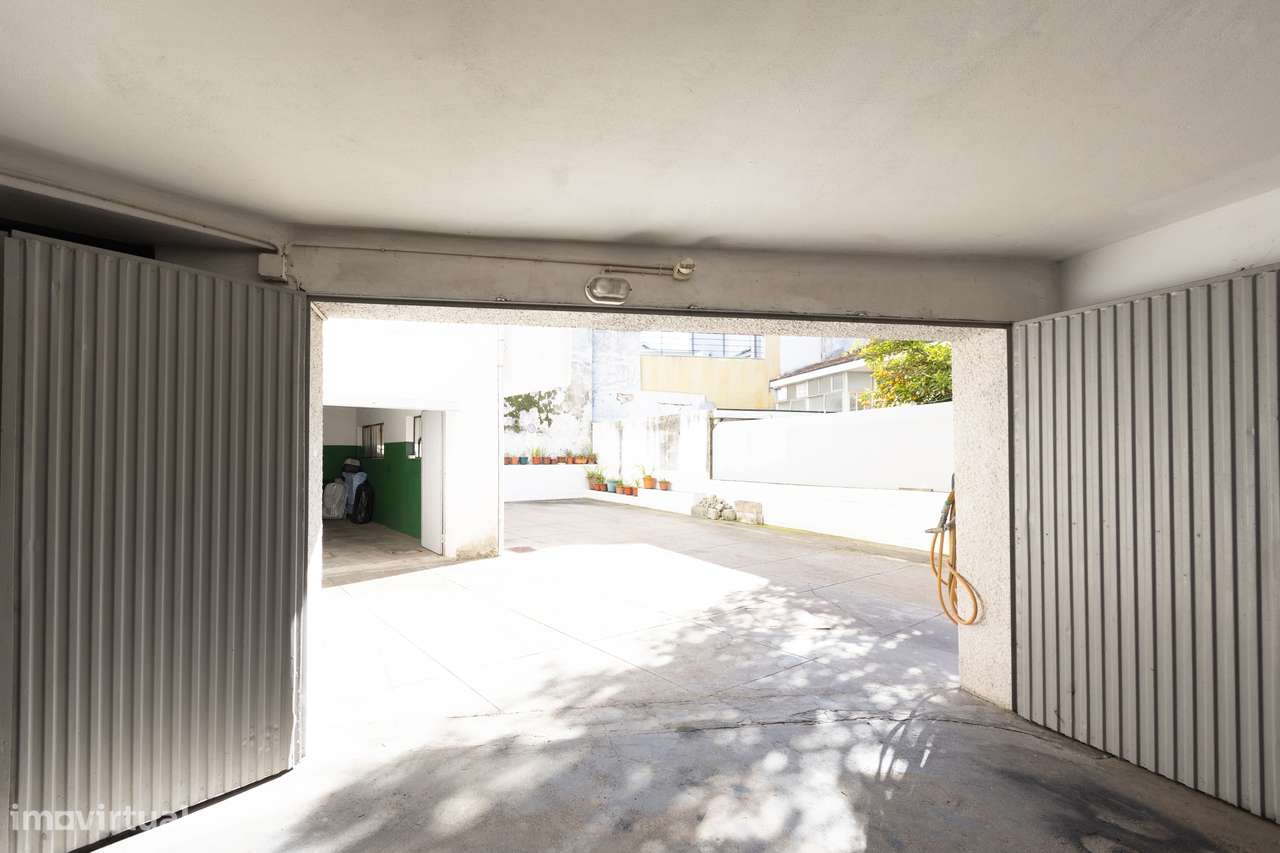 T2 com varanda, garagem e localização central-19