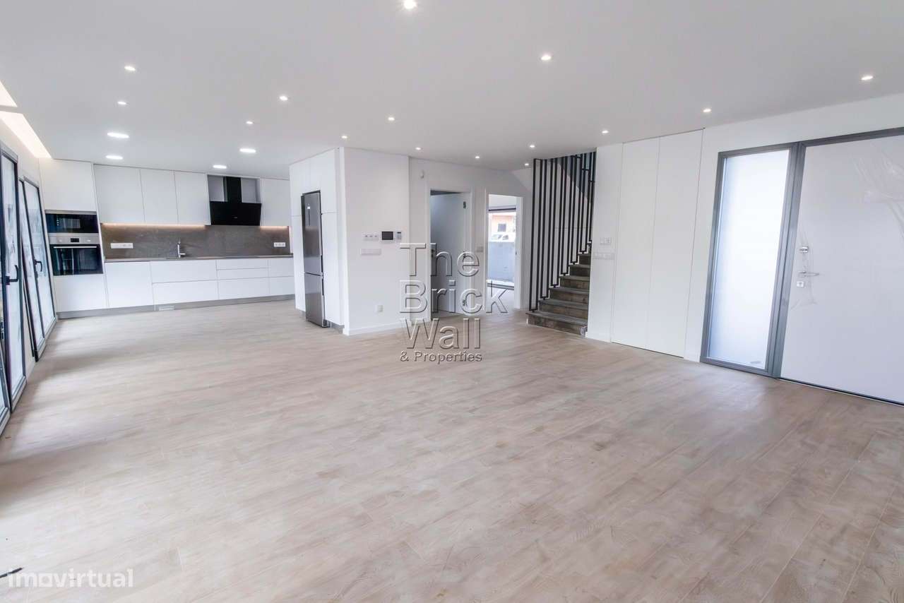 Moradia V4 em zona tranquila e com bons acessos na Portela de Azoia - Grande imagem: 5/55