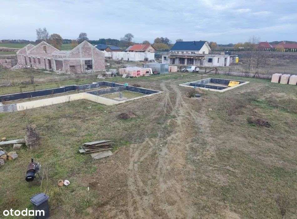 Rozpoczęta budowa domu na sprzedaż w Santocku,-0