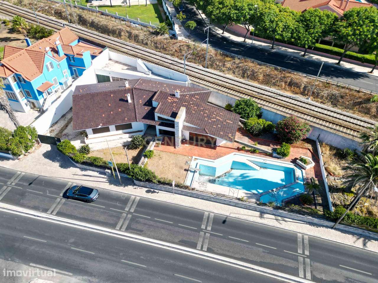 Moradia para remodelação total em Parede com Vista Panorâmica para o M-3