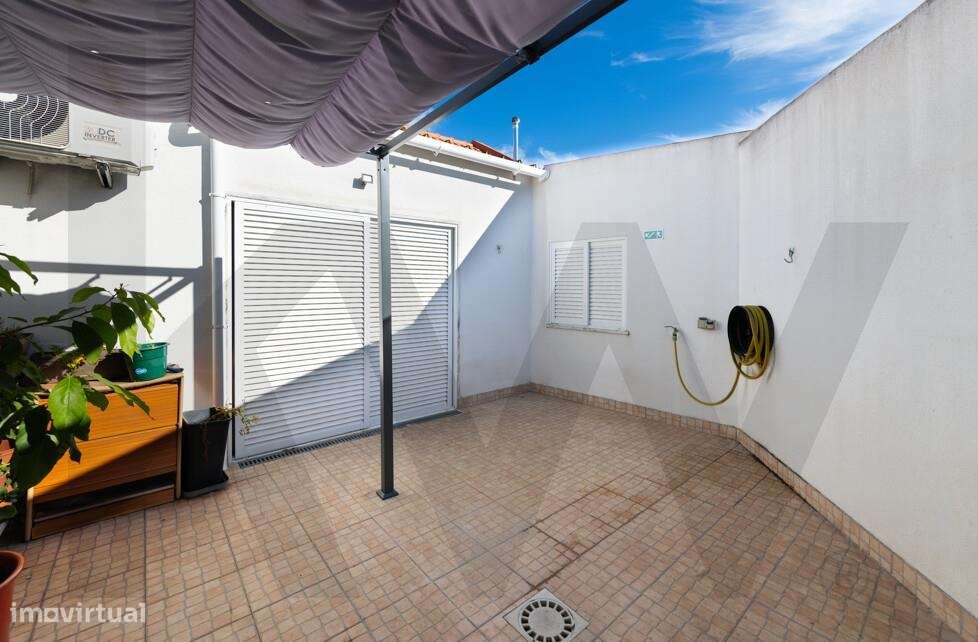 Moradia T2 com águas-furtadas e logradouro com barbecue-13
