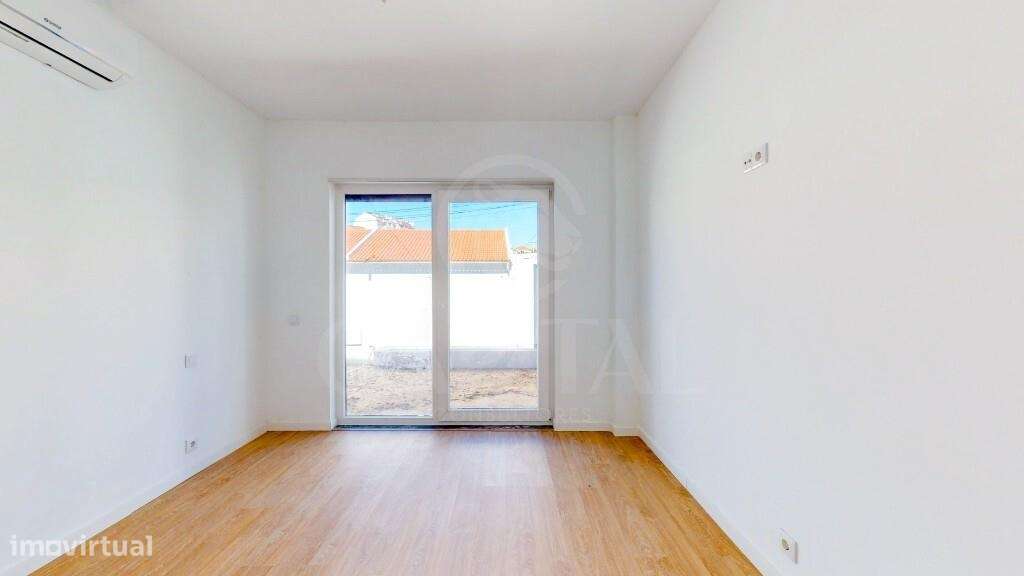 Moradia T3 com piscina, na Sobreda-19