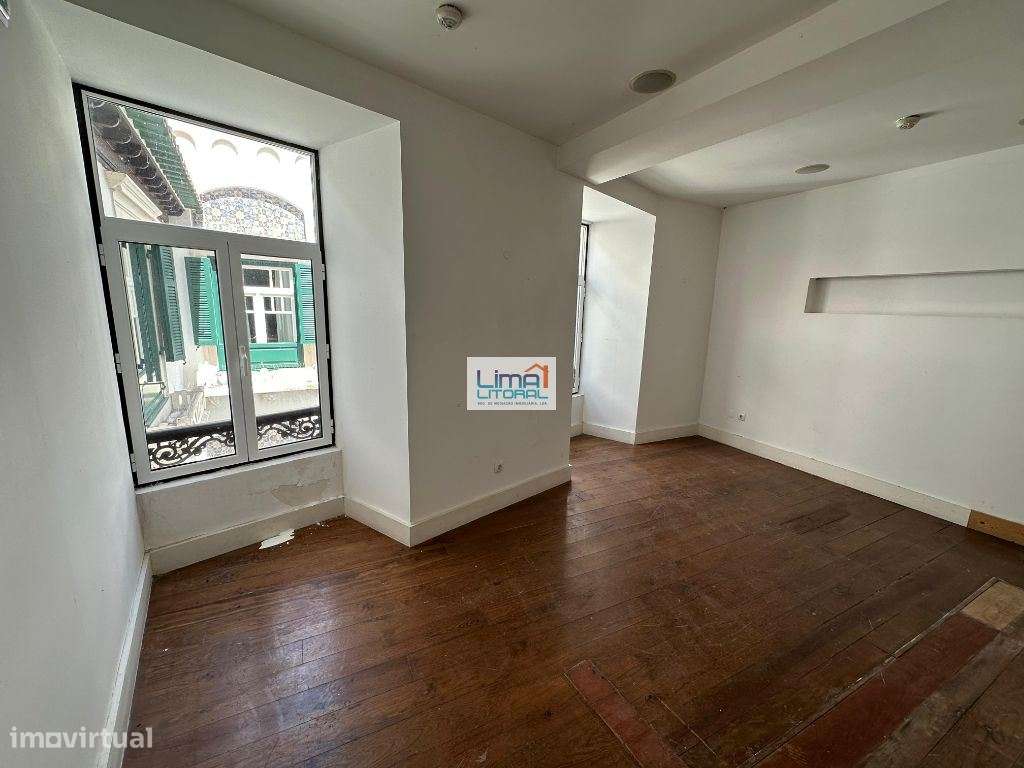 Prédio devoluto para habitação e comércio - Zona Histórica de Leiria-22