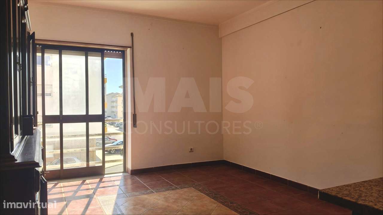 Apartamento T2 com Marquise e Despensa | 1º Andar | Perto das Praias - Grande imagem: 5/8