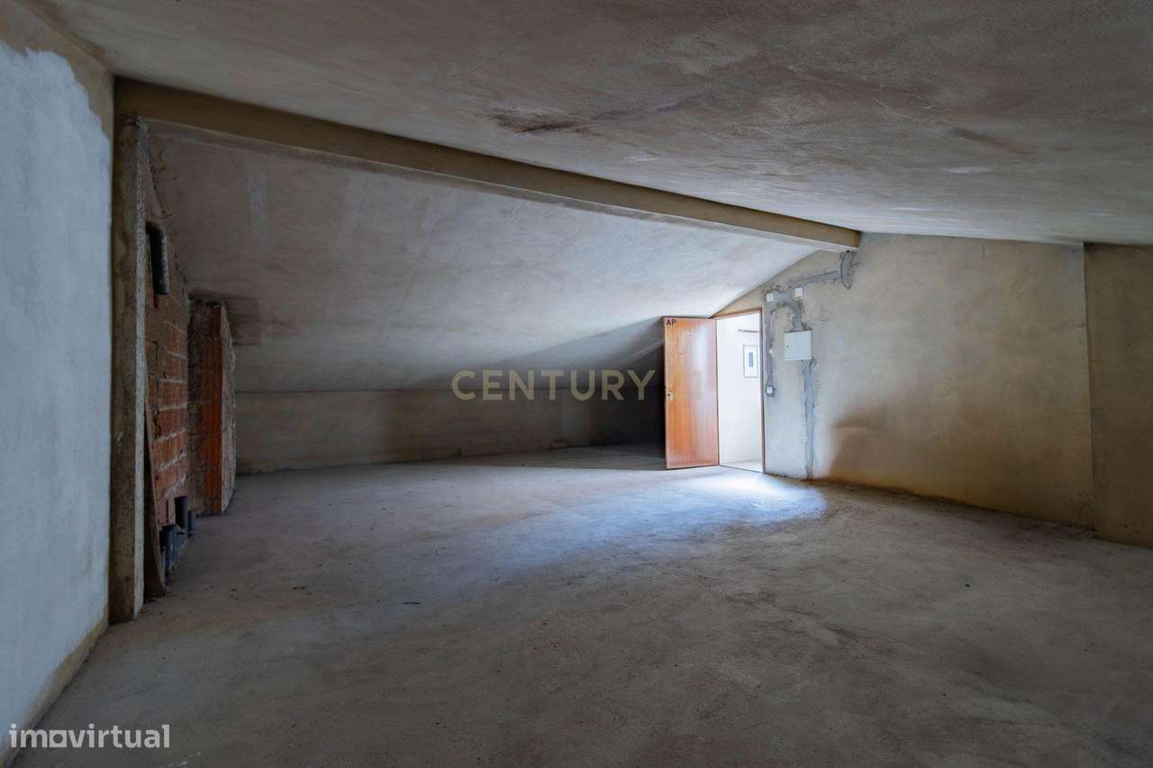 Apartamento T2 Remodelado | Pataias | Garagem e Sótão-18