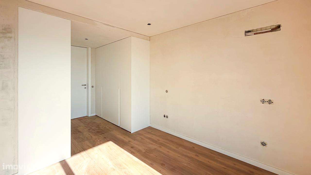 MORADIA NOVA - Com PISCINA  e  JARDIM .-18