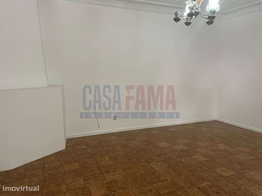 Moradia T4 no centro de Vila Nova de Famalicão para restauro - Grande imagem: 4/26