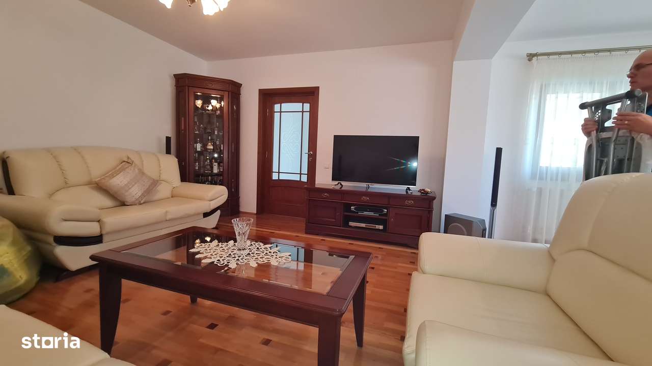 Vila impozanta in zona linistita la 15 minute de capitala!-14