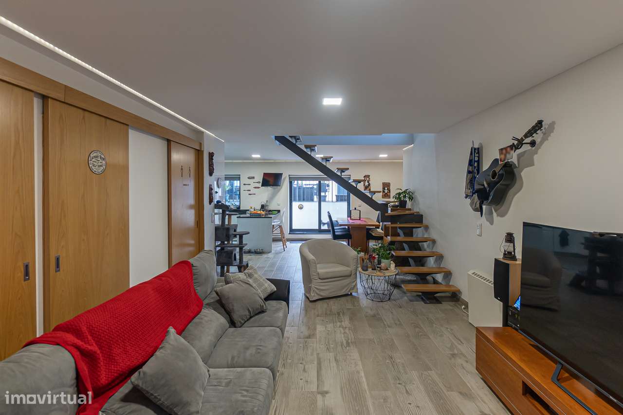 Moradia T4+1 renovada com anexo e jardim em Canidelo-2