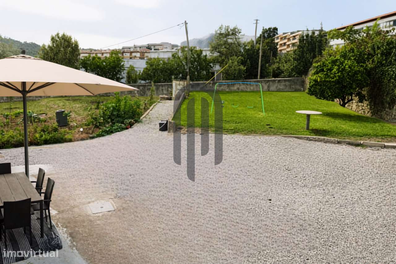 Moradia Bifamiliar com terreno com 1.500m2 em Esmeriz, Famalicão-11