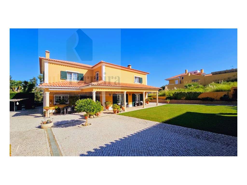 Moradia Isolada com amplo espaço exterior !!-5