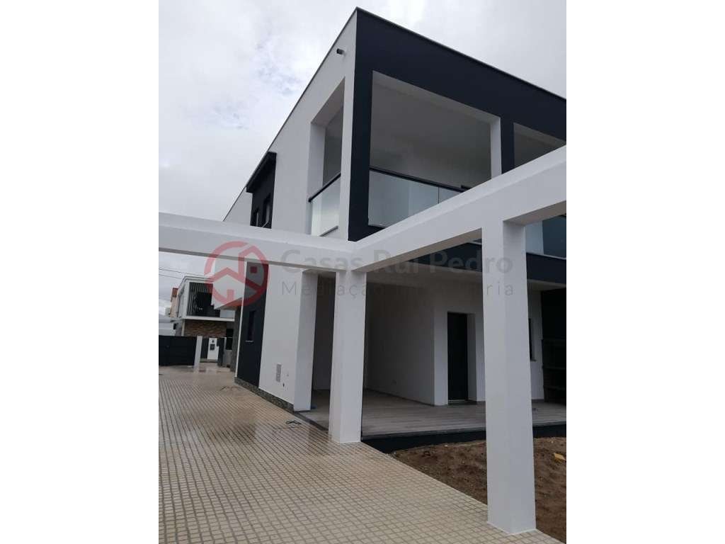 Moradia geminada de construção nova, em Fernão Ferro - Grande imagem: 5/21