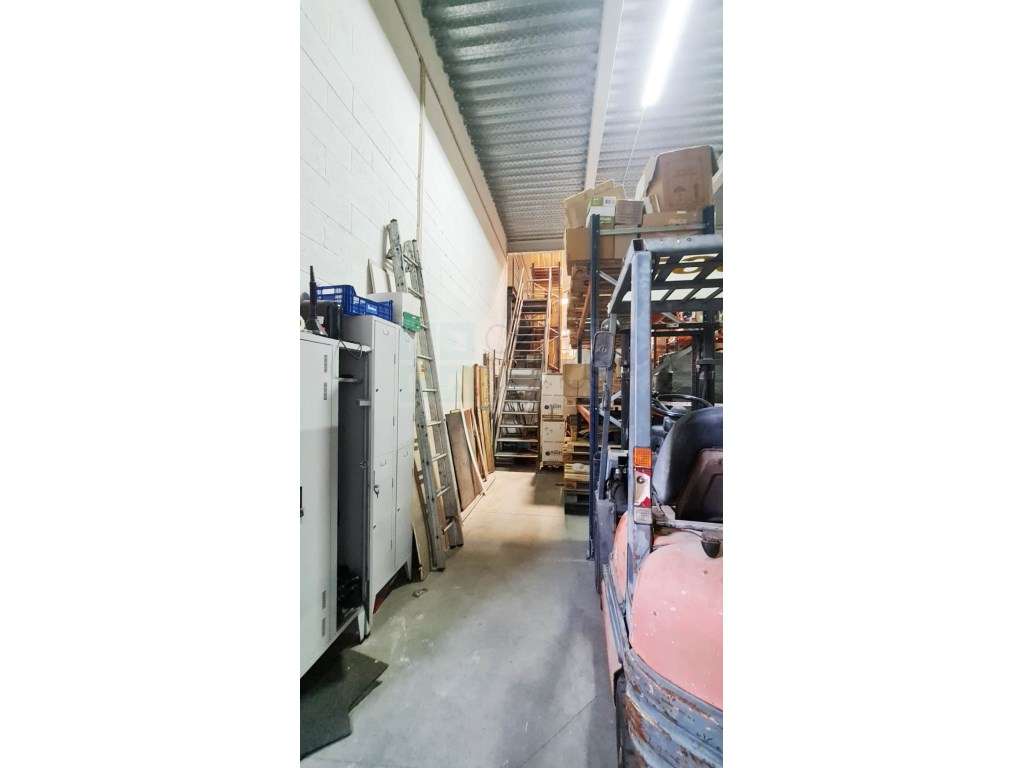 Amplo Armazém com escritórios na Nacional 10, Alverca do Ribatejo-42