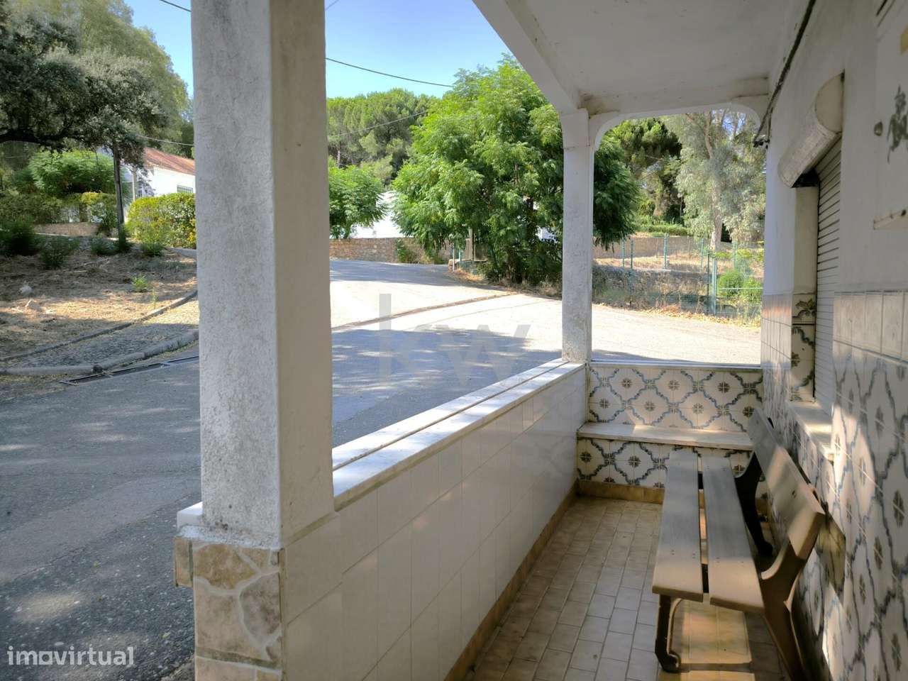 Pensão com cerca de 800m2 para recuperar, junto ao Balneário das Terma - Grande imagem: 4/54