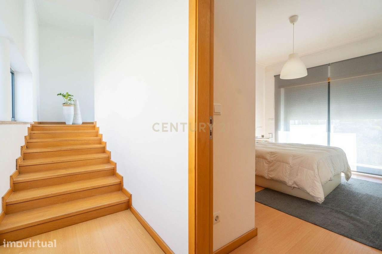 Moradia térrea T3+1 com linhas modernas,varandas,churrasco,jardim,gara-31