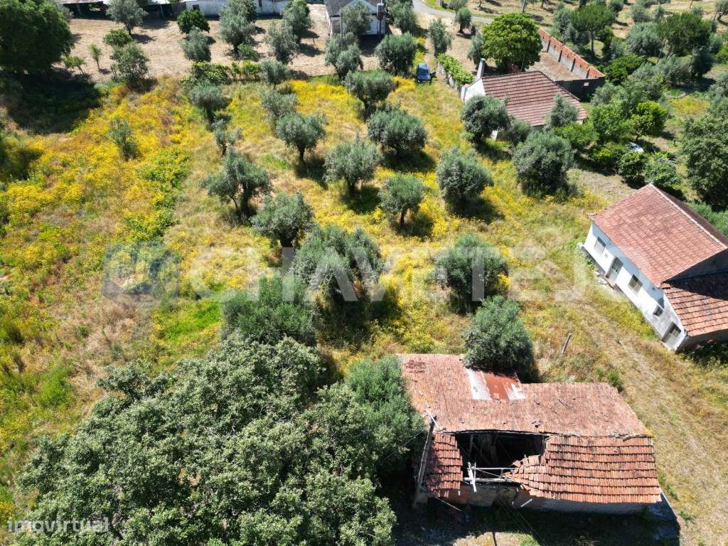 Terreno com construção rural localizado em zona calma em Urqueira - Grande imagem: 4/8
