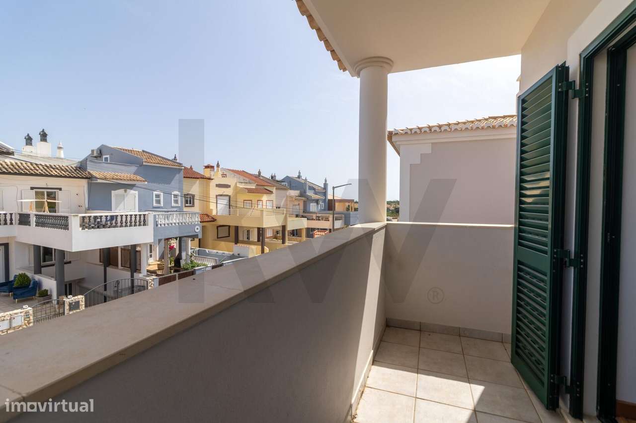 Exclusivo em Alvor: Moradia Isolada T5 com Máxima Privacidade e Confor-29