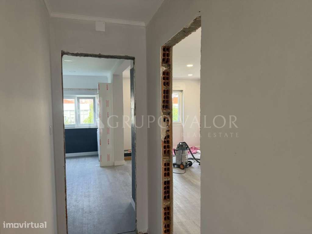 Apartamento T2 em remodelação total com Arrecadação, em Mem Martins-8
