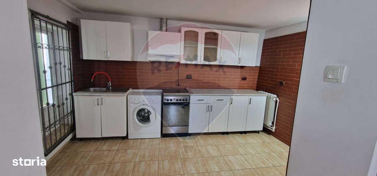 Casă / Vilă cu 4 camere de vânzare în zona Central Oras Buhuși - Imagine principală: 5/20