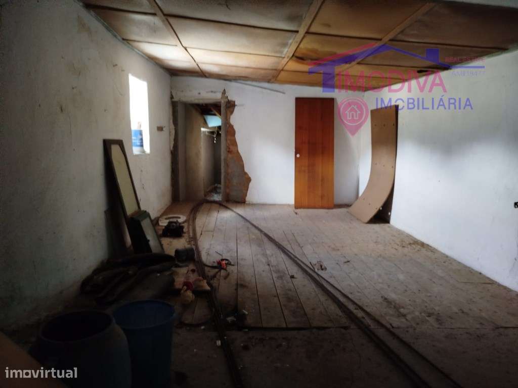 Moradia T2 com arrecadações, garagem e quintal em Constância-21