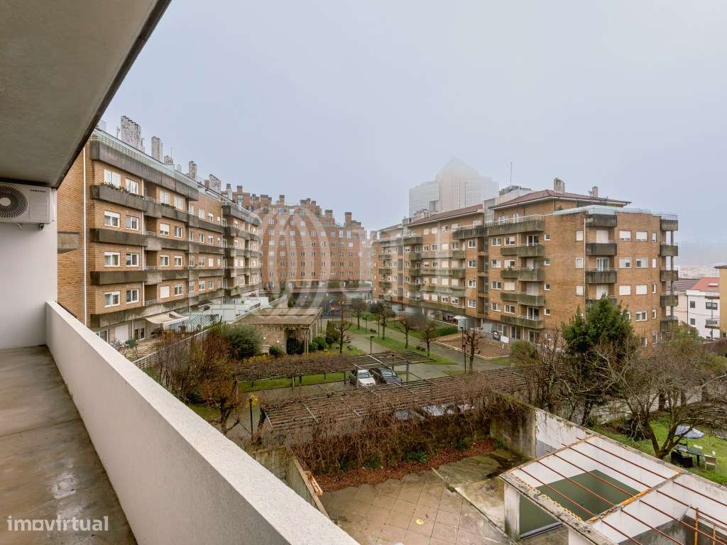 Apartamento T4 com varanda e garagem nas Antas Porto-22