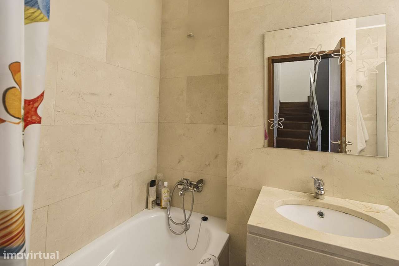 T3 Duplex com Jardim Privativo, O Conforto de uma Moradia  Porto-11