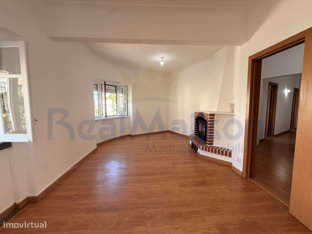 Vende-se T4 em Mem Martins - 500m da Estação-1