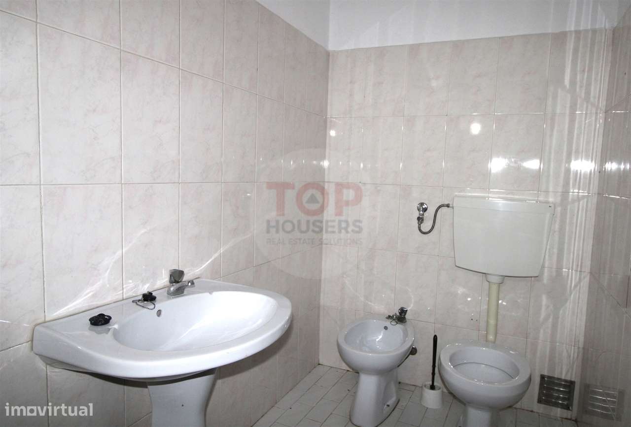 Loja Comercial com 117m² em Olhão – A 5 Minutos da Baixa-3