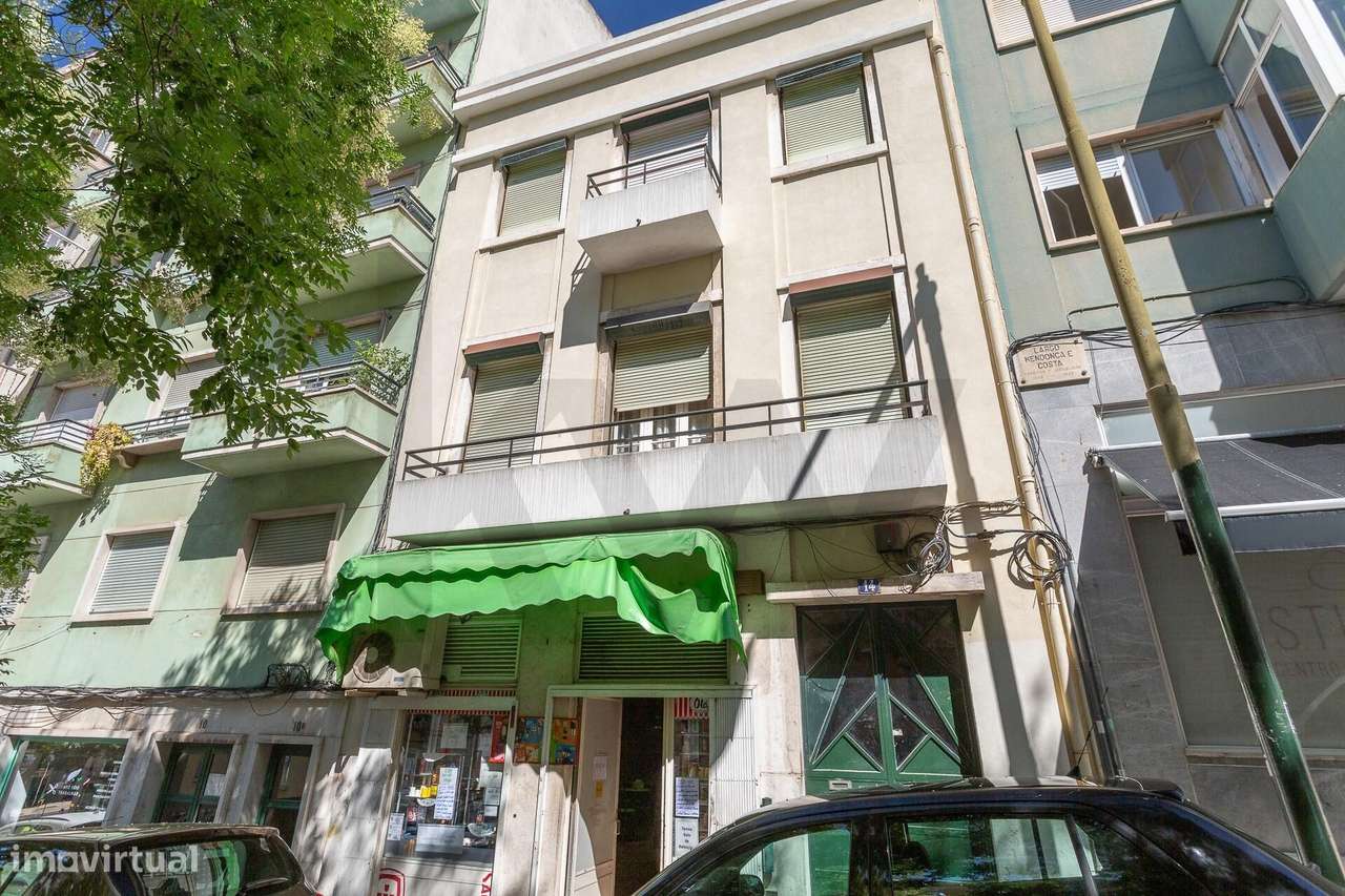 Prédio em bom estado de conservação, com potencial de rendimento. - Grande imagem: 3/49