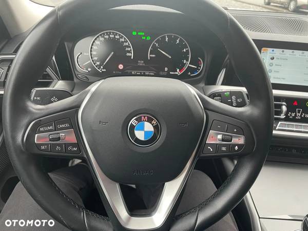 BMW Seria 3 320d xDrive mHEV - 13