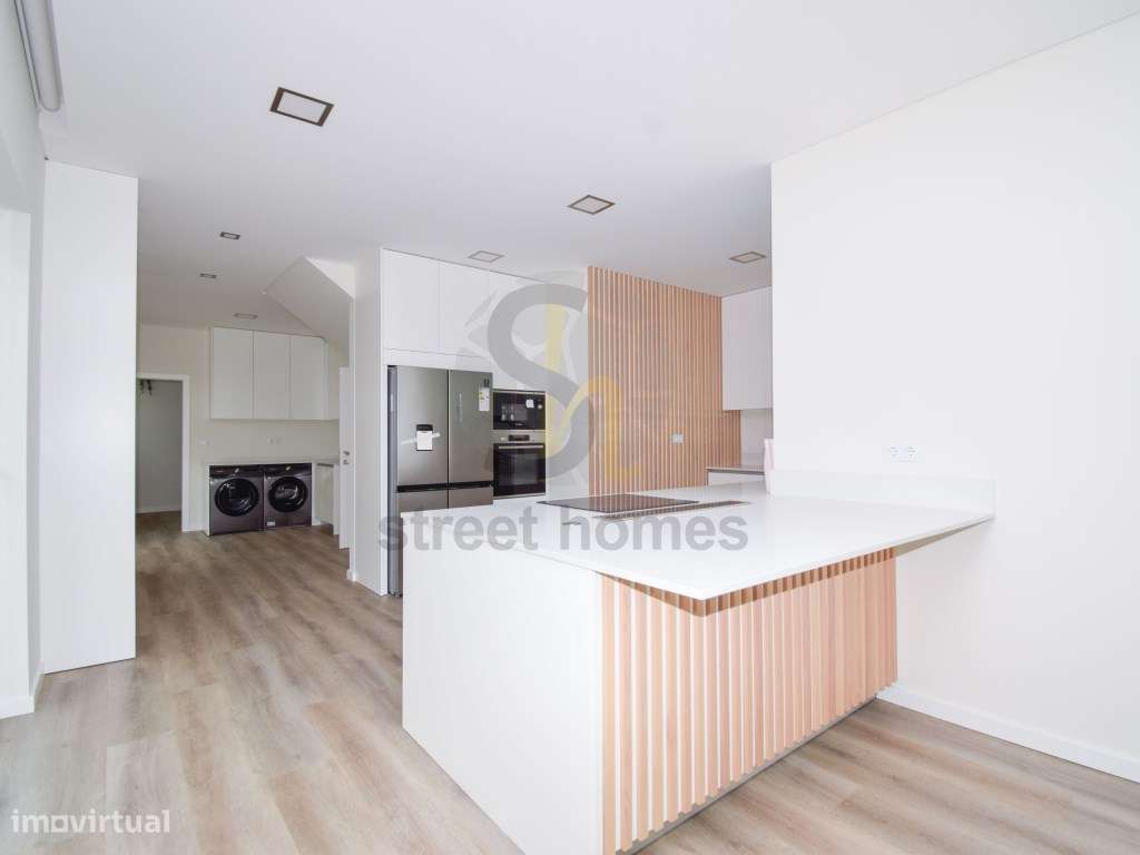 Moradia Nova V4 no Centro da Parede-14