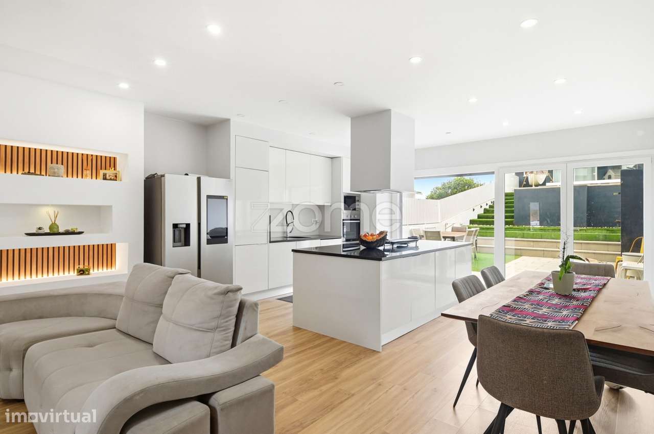 Moradia T5 localizada em Ramada, Odivelas - Grande imagem: 4/35