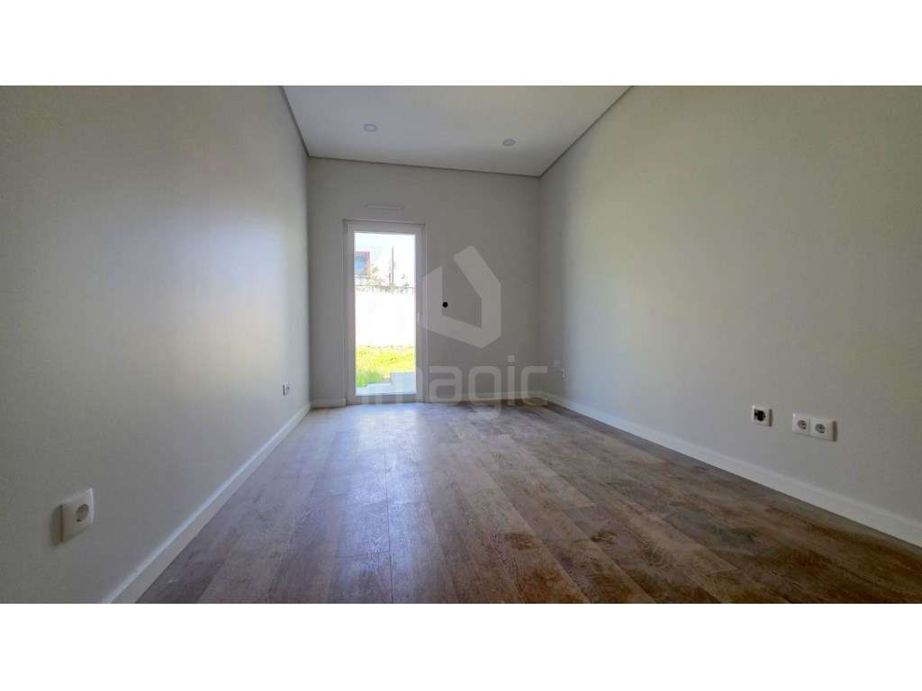 MORADIA T4 TÉRREA NOVA em SANTO ISIDORO-20