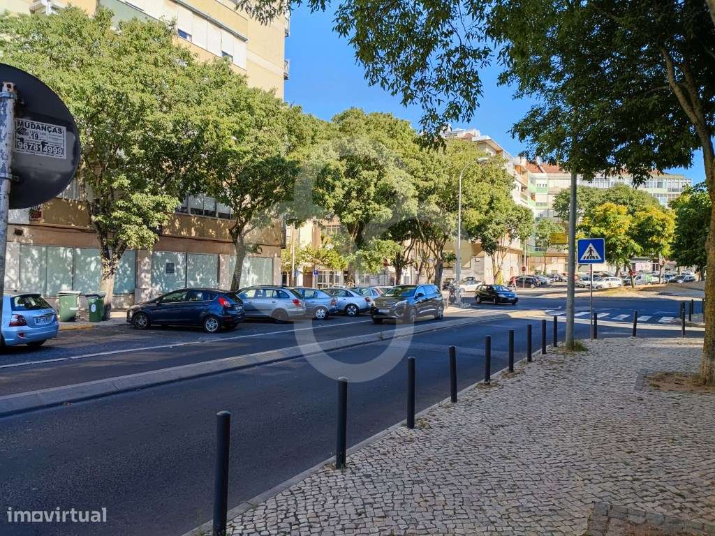 Loja arrendada com muita luz na zona das Pedralvas em Benfica - Grande imagem: 3/22