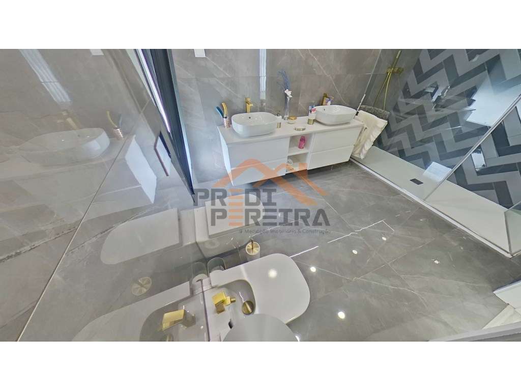 Moradia T3, situada no Casal da Silveira, em Famões-47