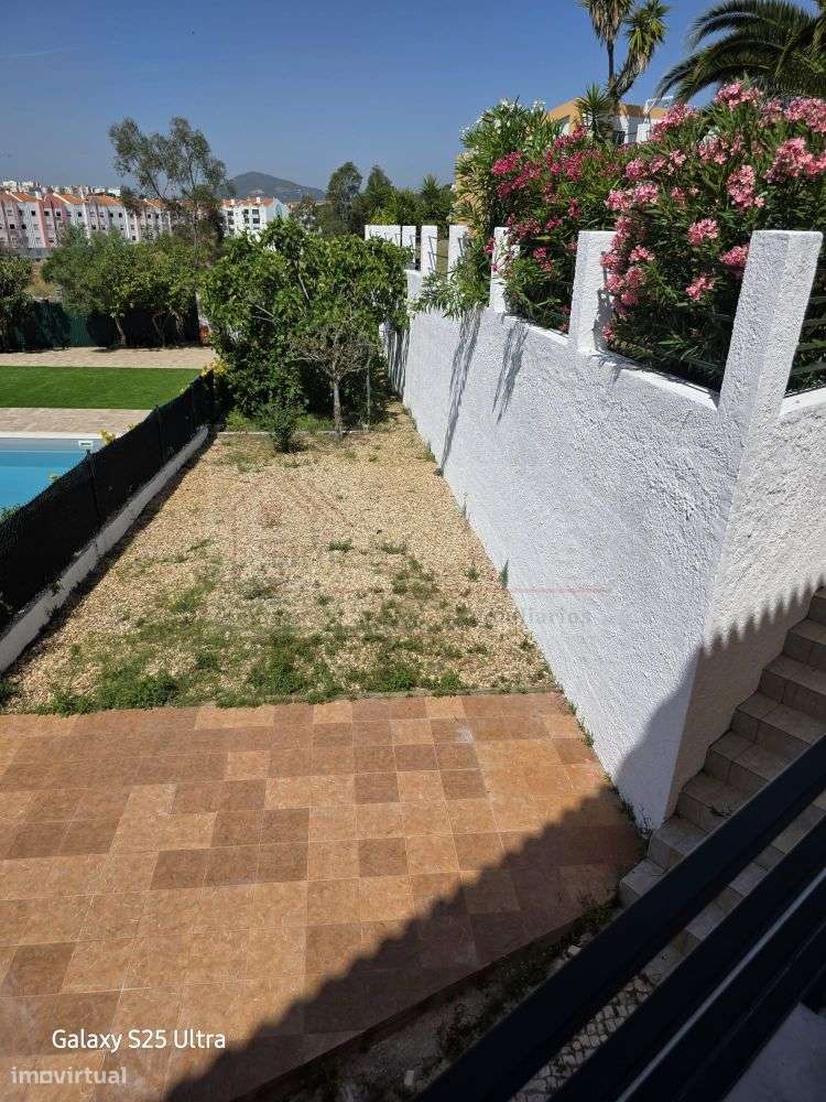 Moradia T4 com piscina e 900 m² de terreno na Quinta da Serralheira,-23