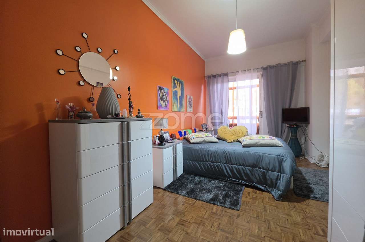 Excelente apartamento T2, situado num 1.º andar, na Buraca-13