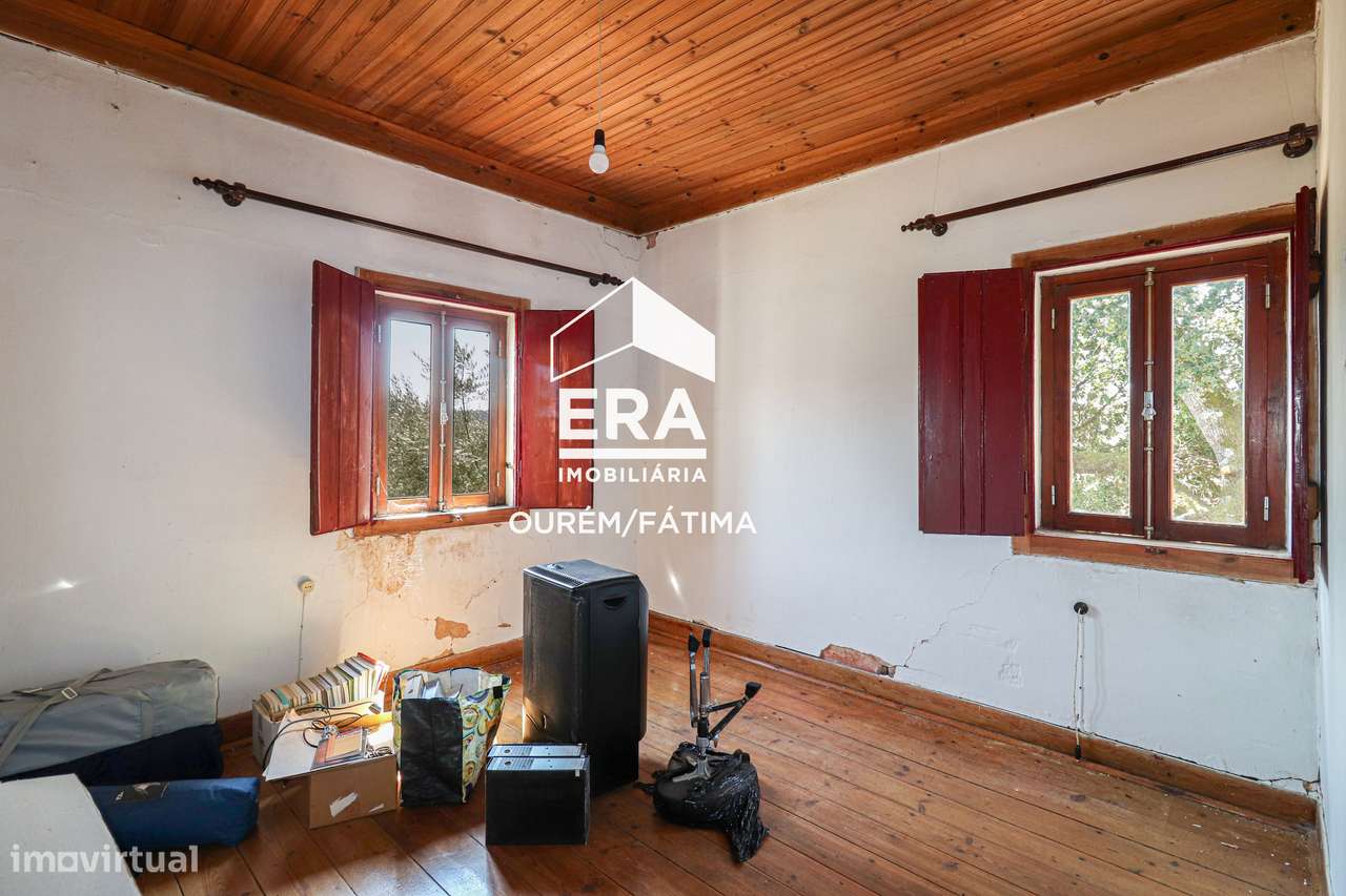 Moradia T4 inserida num terreno com 8550 m², localizada em Tomareis - Grande imagem: 5/37